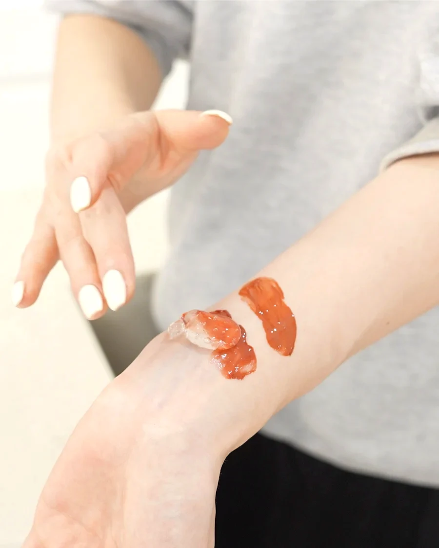 腕にのせたメイクの上にクレンジングジェルをのせた様子