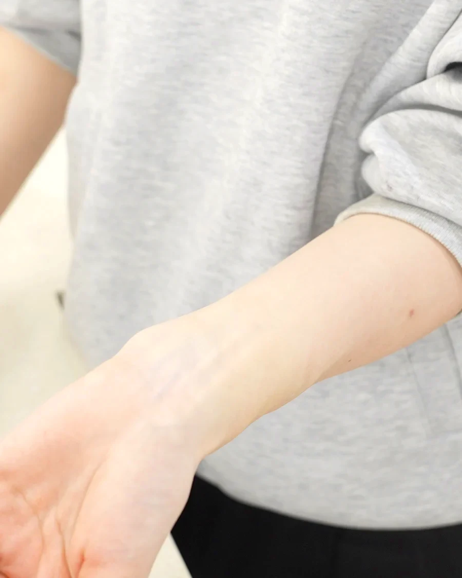 洗い流した後のメイクが落ちた腕