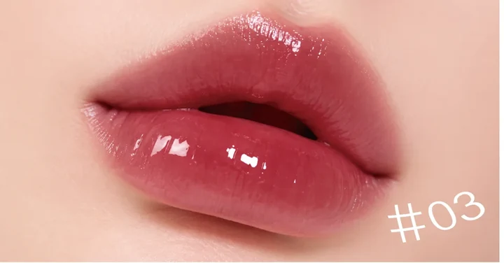#03 Nude Grape を塗った唇