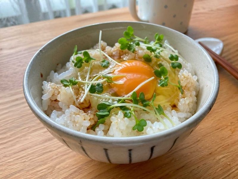 ブロッコリースプラウトの食べ方例：卵かけご飯