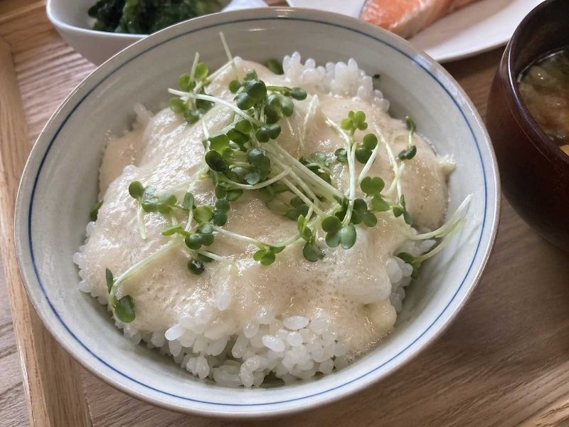 ブロッコリースプラウトの食べ方例：とろろご飯