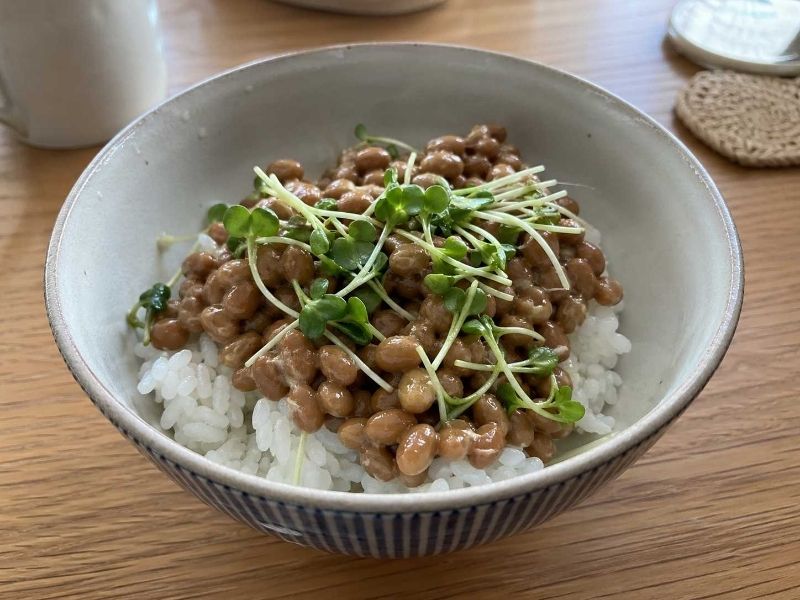 ブロッコリースプラウトの食べ方例：納豆ご飯