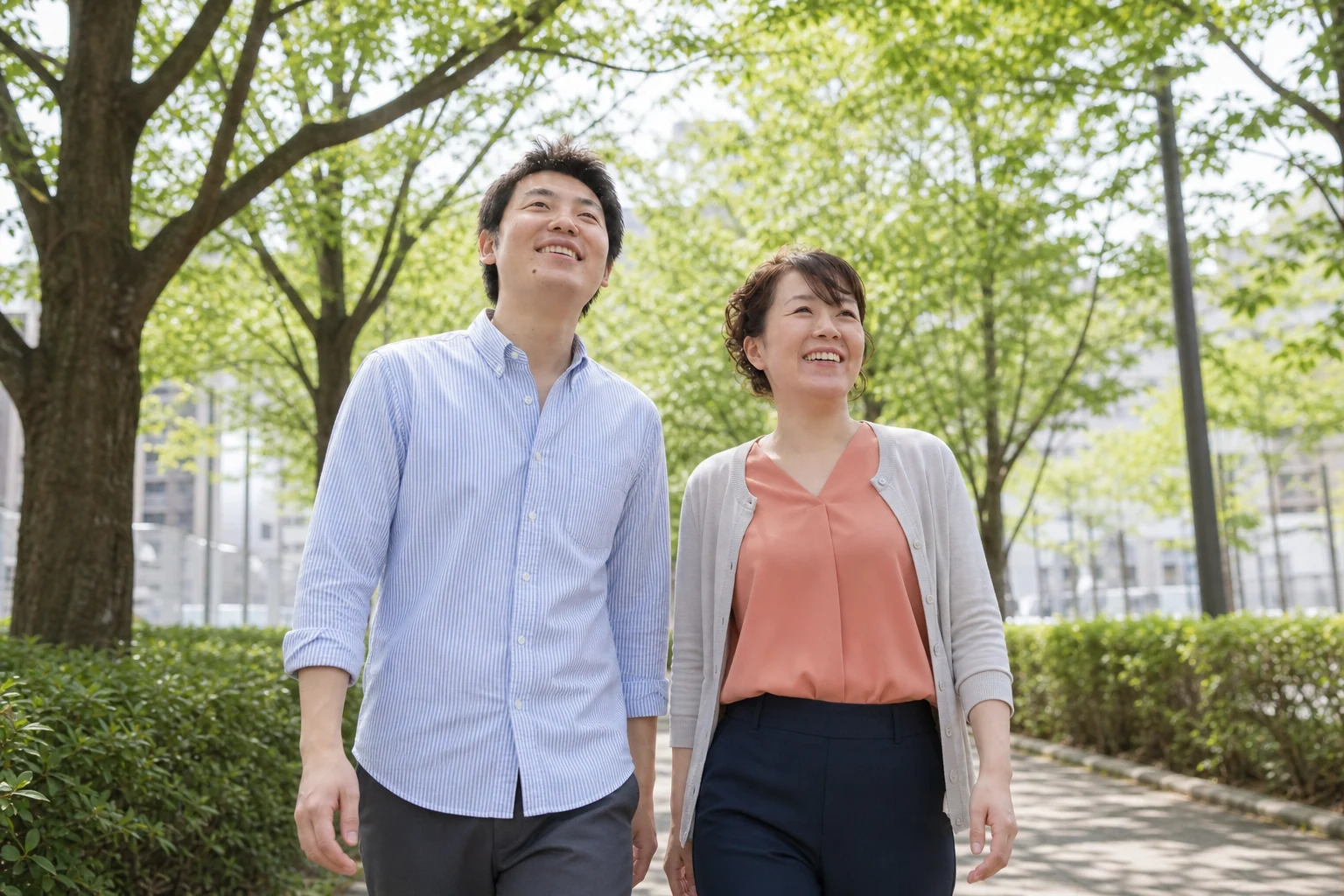 初夏の緑の中でこれからを見つめる天然美活の夫婦