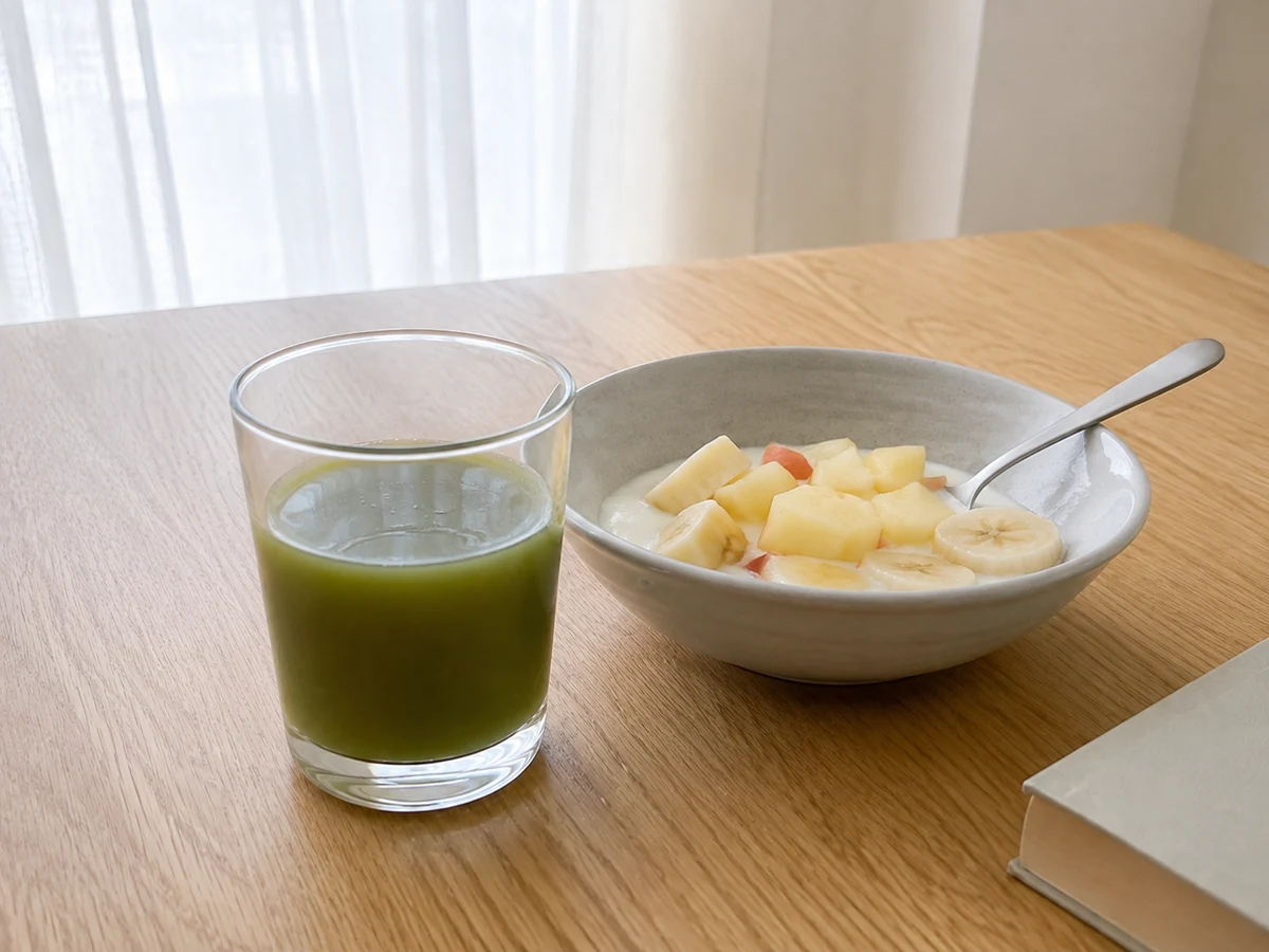 青汁と果物入りヨーグルトを並べた間食