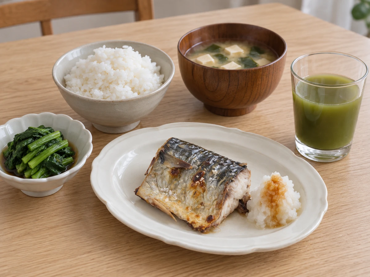青汁と焼き魚、ごはん、みそ汁を並べた食事