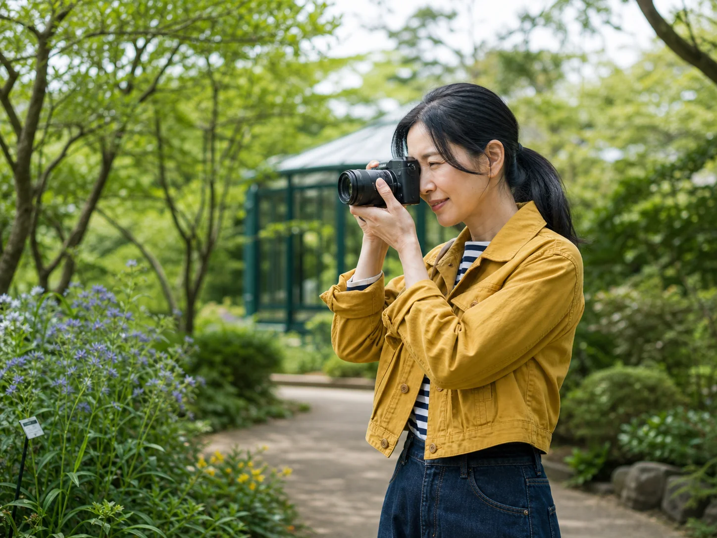植物園で花を撮影する女性