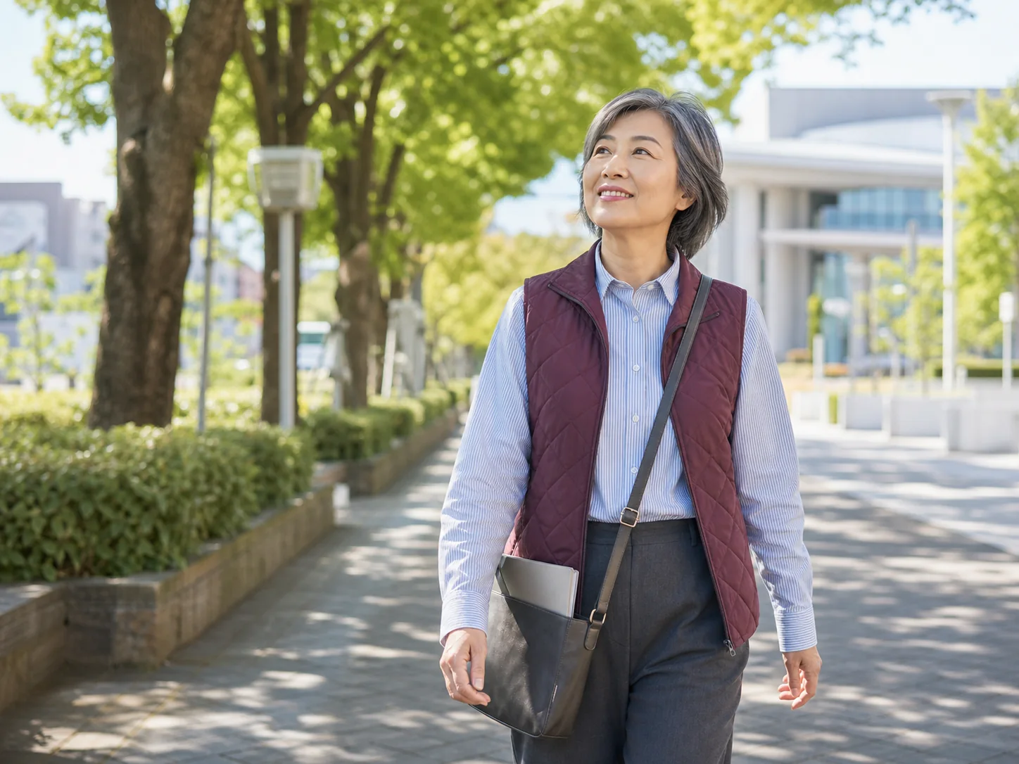 合唱の練習後、木漏れ日の道を歩く女性