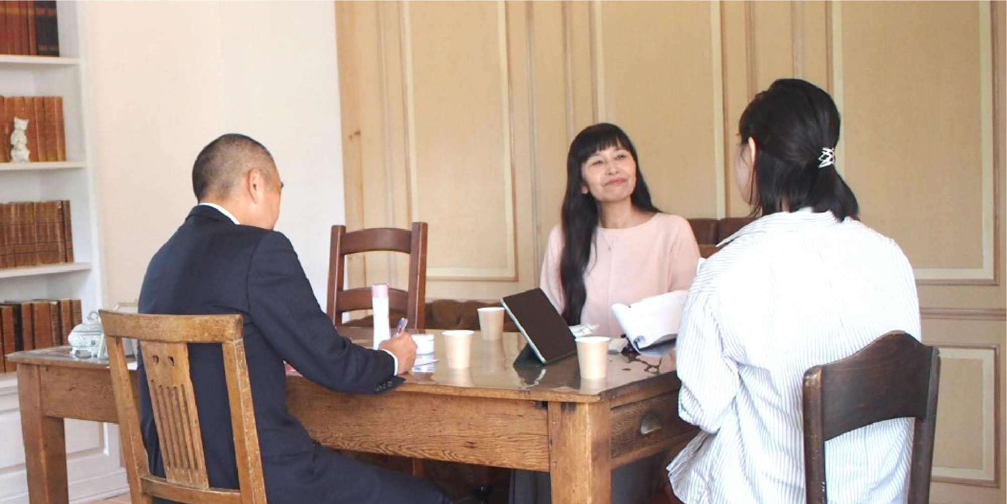 撮影の合間には、富山の銘菓を添えたお弁当タイムも。