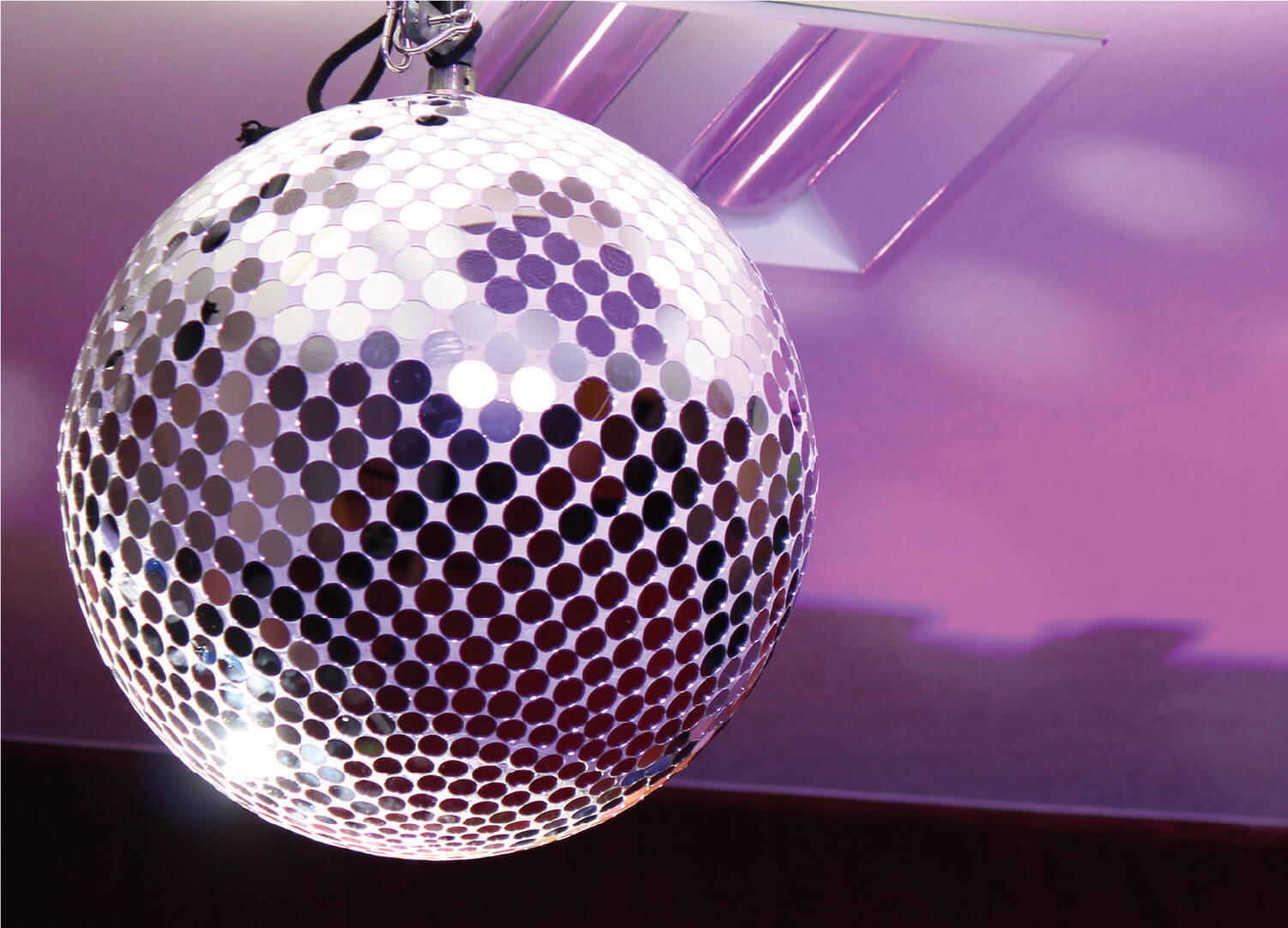 会場には大きな、大きなミラーボールが２つ