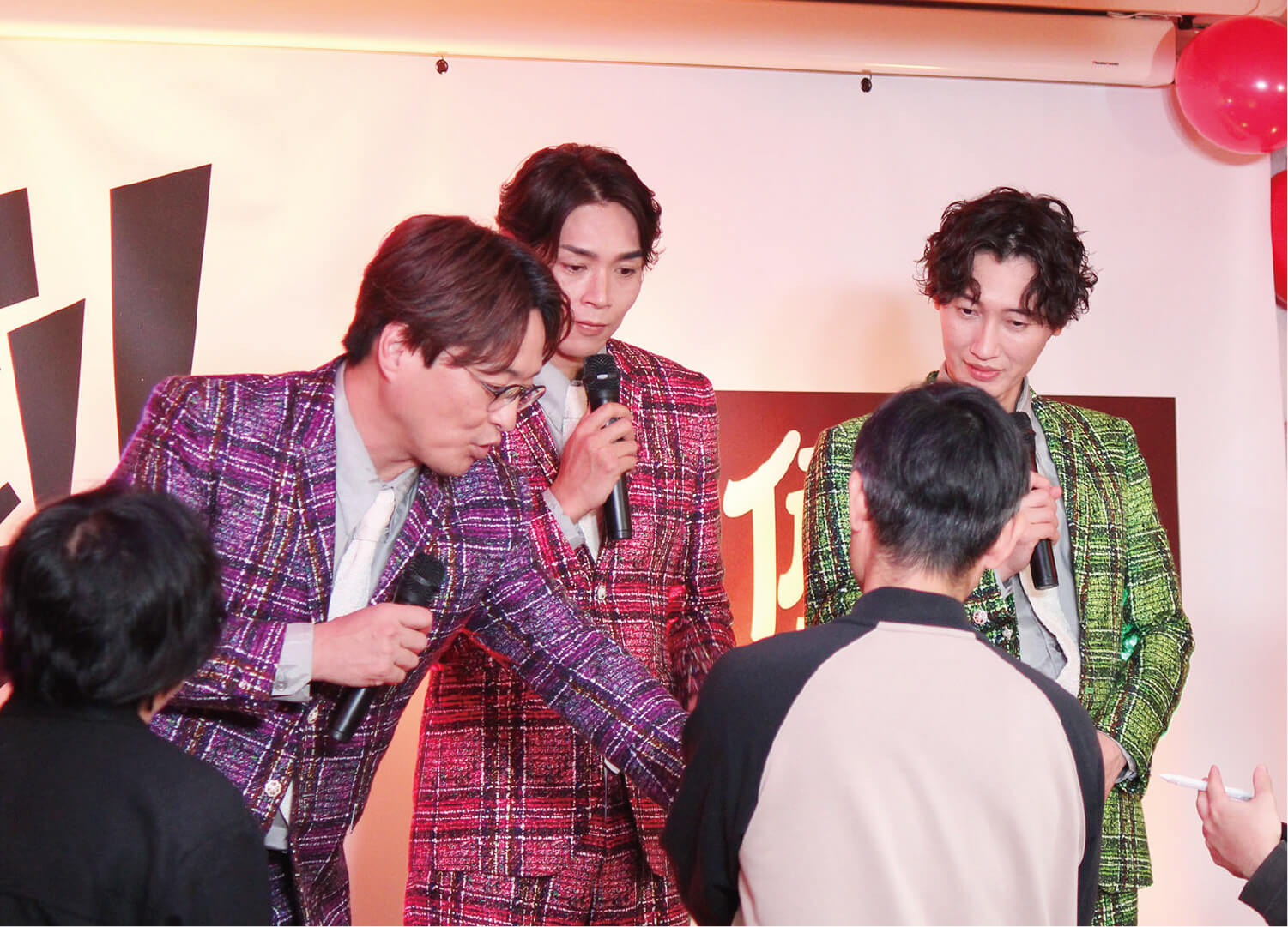 台本を見ながら段取りをチェック