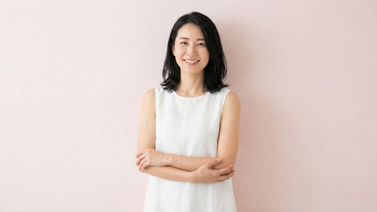 自信に満ちた笑顔で肌を見せる女性のイメージ