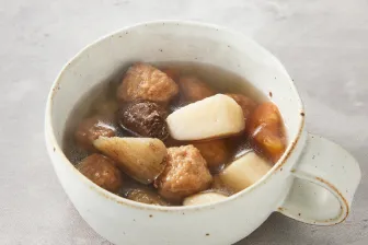 〔和風塩だし〕鶏団子と根菜