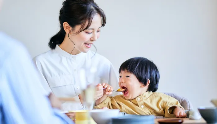 家族で食事を楽しむ様子