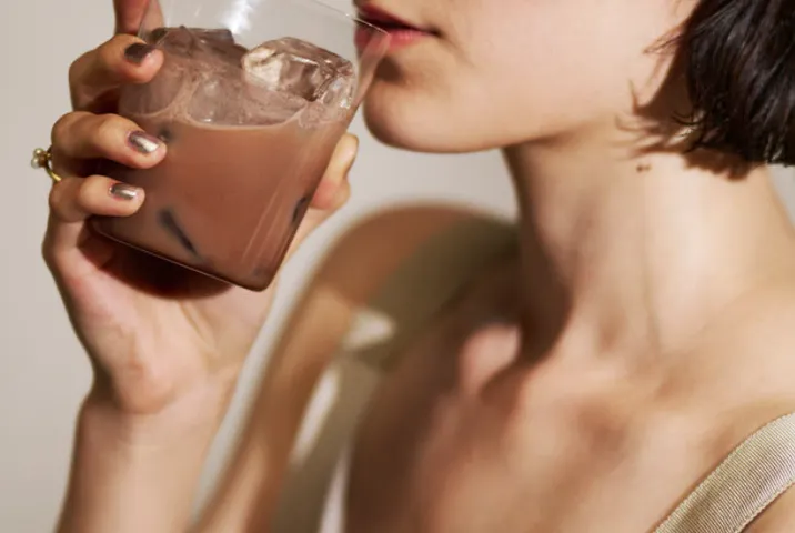 プロテインを飲む様子