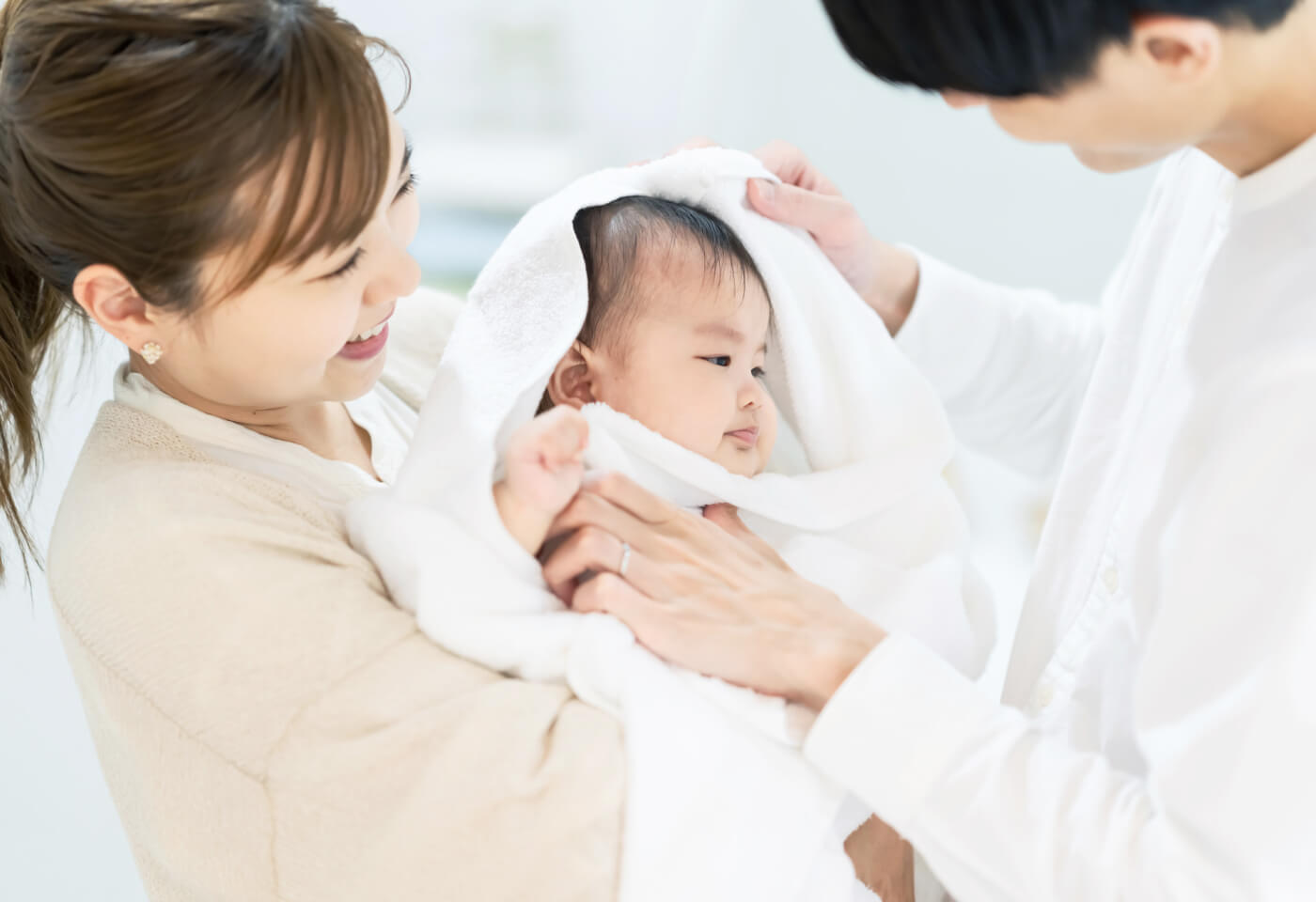 親子が笑顔でバスタイムを楽しむ様子（uruasオールインワンソープ イメージ）