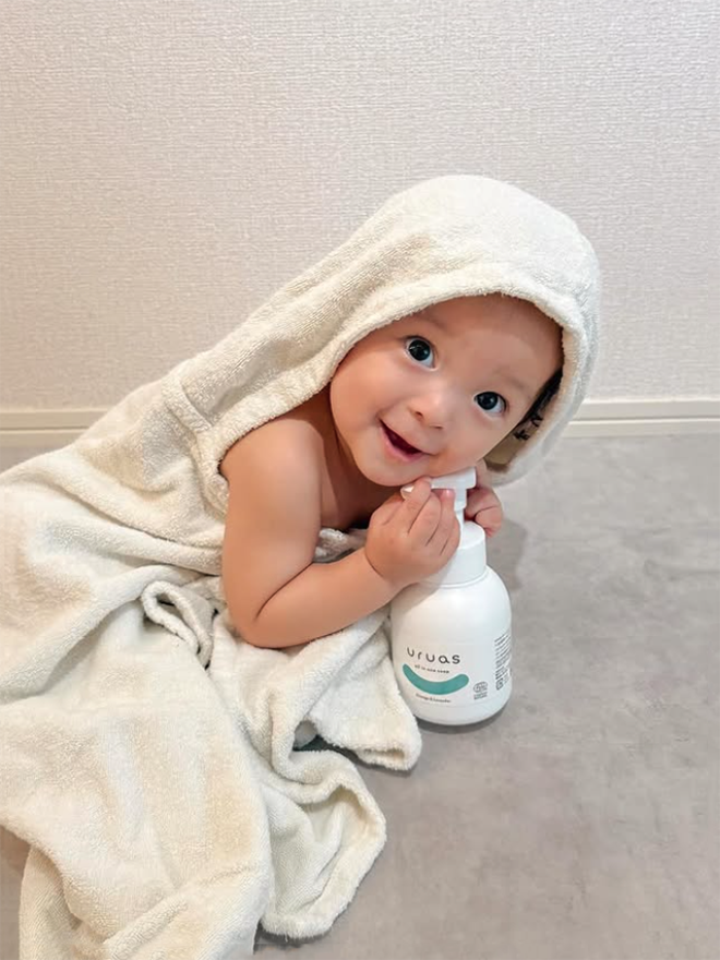 タオルに包まれた赤ちゃん