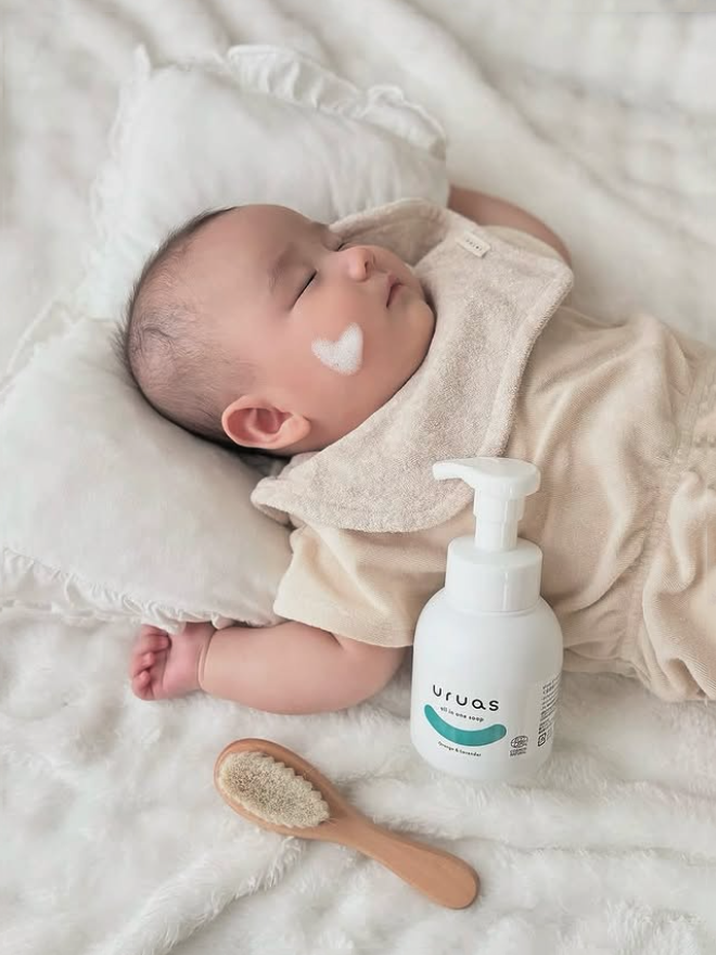 泡でハートを描かれた赤ちゃん