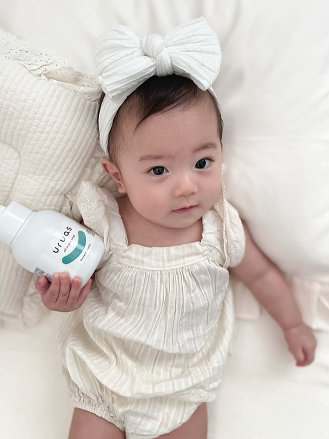 ヘアバンドの赤ちゃんと泡ソープ