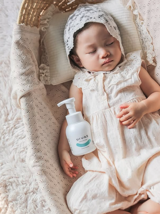 かごの中の赤ちゃんとソープ