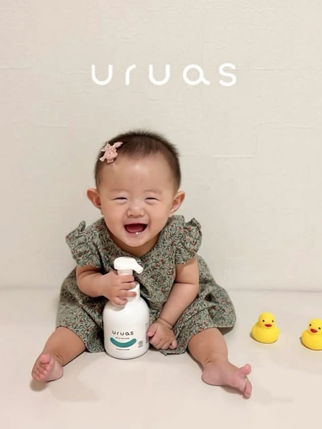 赤ちゃんとアヒルのおもちゃ