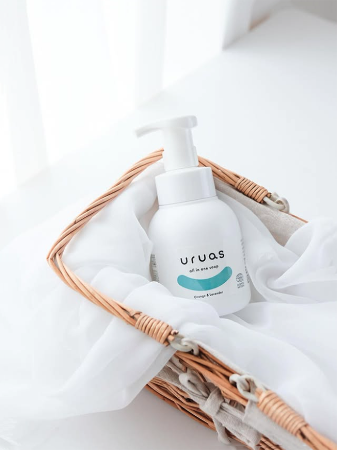 かごに置かれた泡ソープ