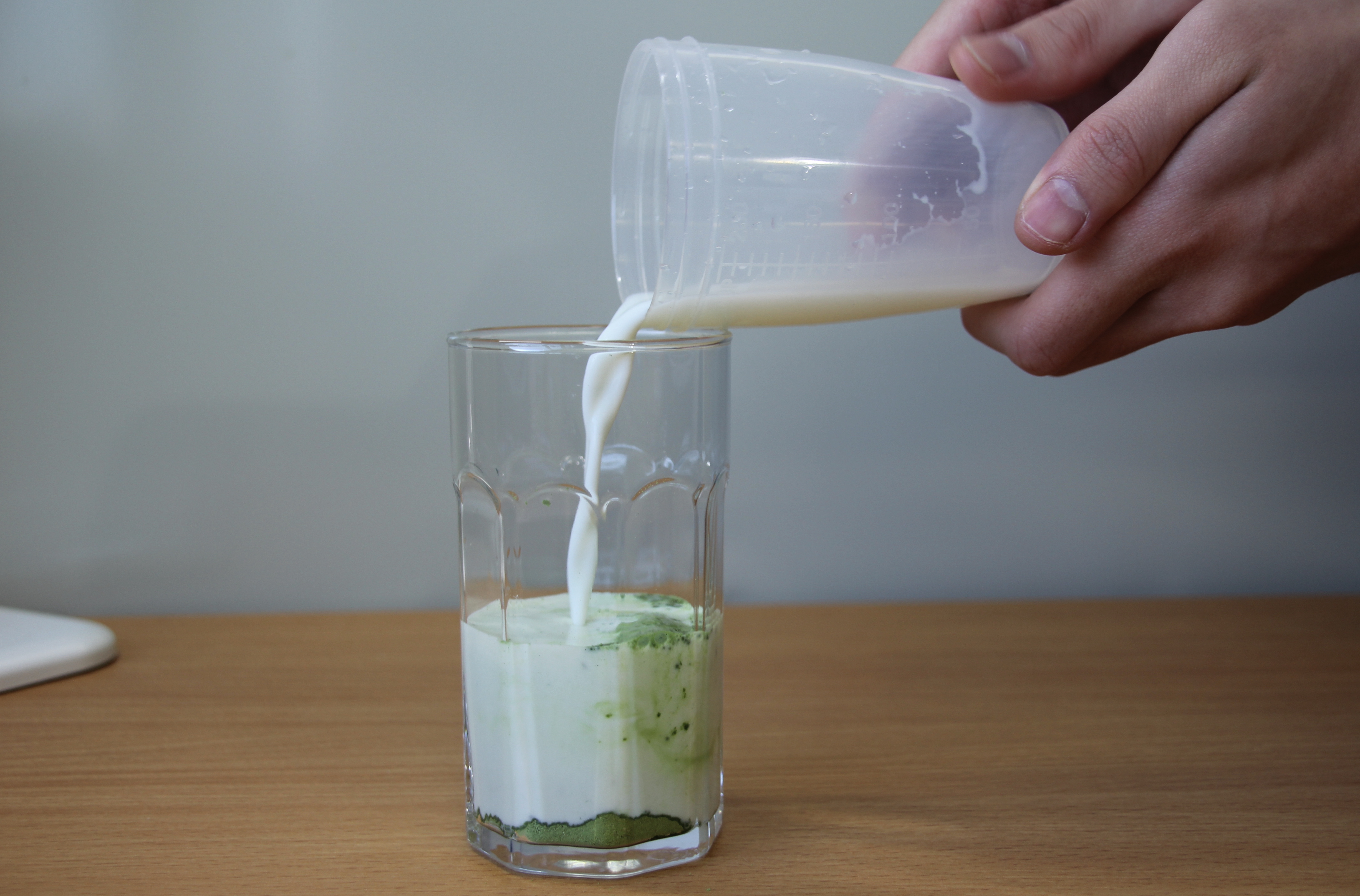 青汁を牛乳やヨーグルトに混ぜる飲み方