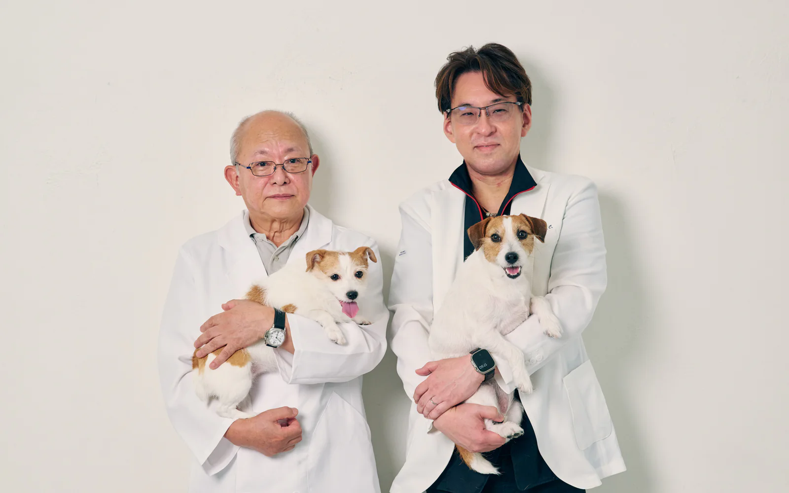 愛犬を抱く歯科医師と獣医師