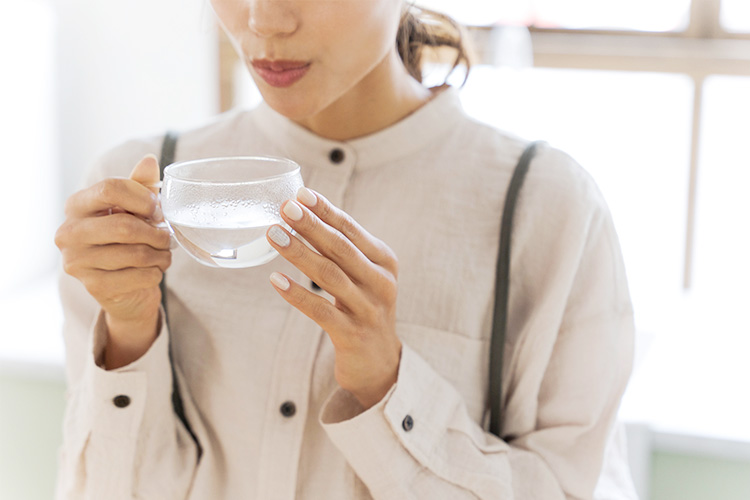 白湯とは？作り方や効果、飲むタイミングまで解説