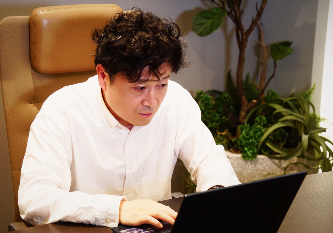 パソコン作業をする人物