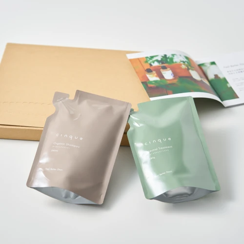 本の上に置かれたヘアケア製品の詰め替えパック