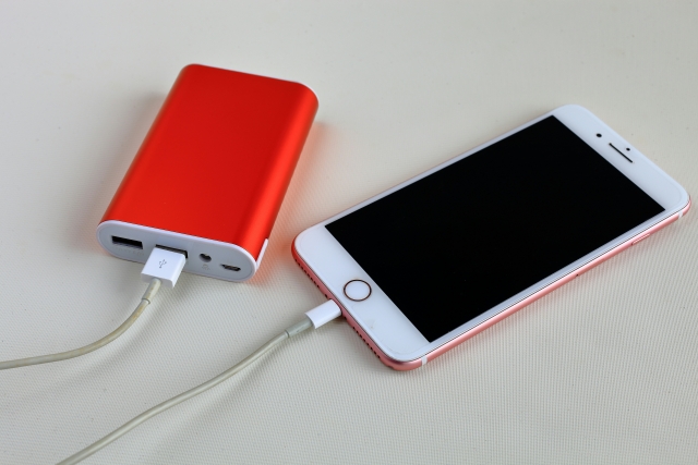 モバイルバッテリーが発火する原因と対策について