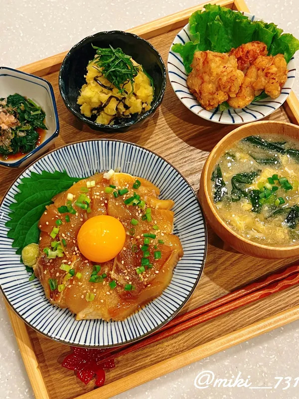 サカナDIYの漁師仕立ての海鮮丼に、唐揚げやポテトサラダ、かき玉汁を添えた夕食（@miki__731 さんのInstagram投稿）