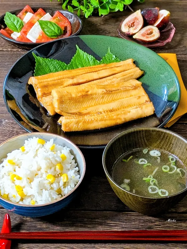 サカナDIYの活〆煮穴子を主菜に、とうもろこしごはんと味噌汁を並べた夕食（@michimichi1211 さんのInstagram投稿）