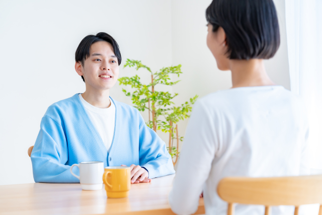 結婚式について思いを整理するイメージ(仮画像)