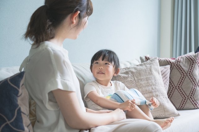 子どもの目線に合わせて話を聞く親