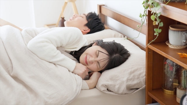夜の寝室・睡眠のイメージ