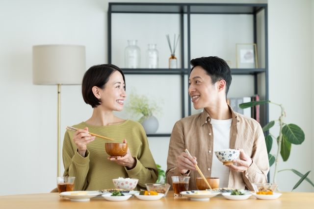 夫婦でくつろぐイメージ