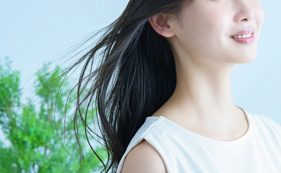 髪のパサつき・うねりに！40代からサラサラ髪を目指す「ダブルケア」4STEP
