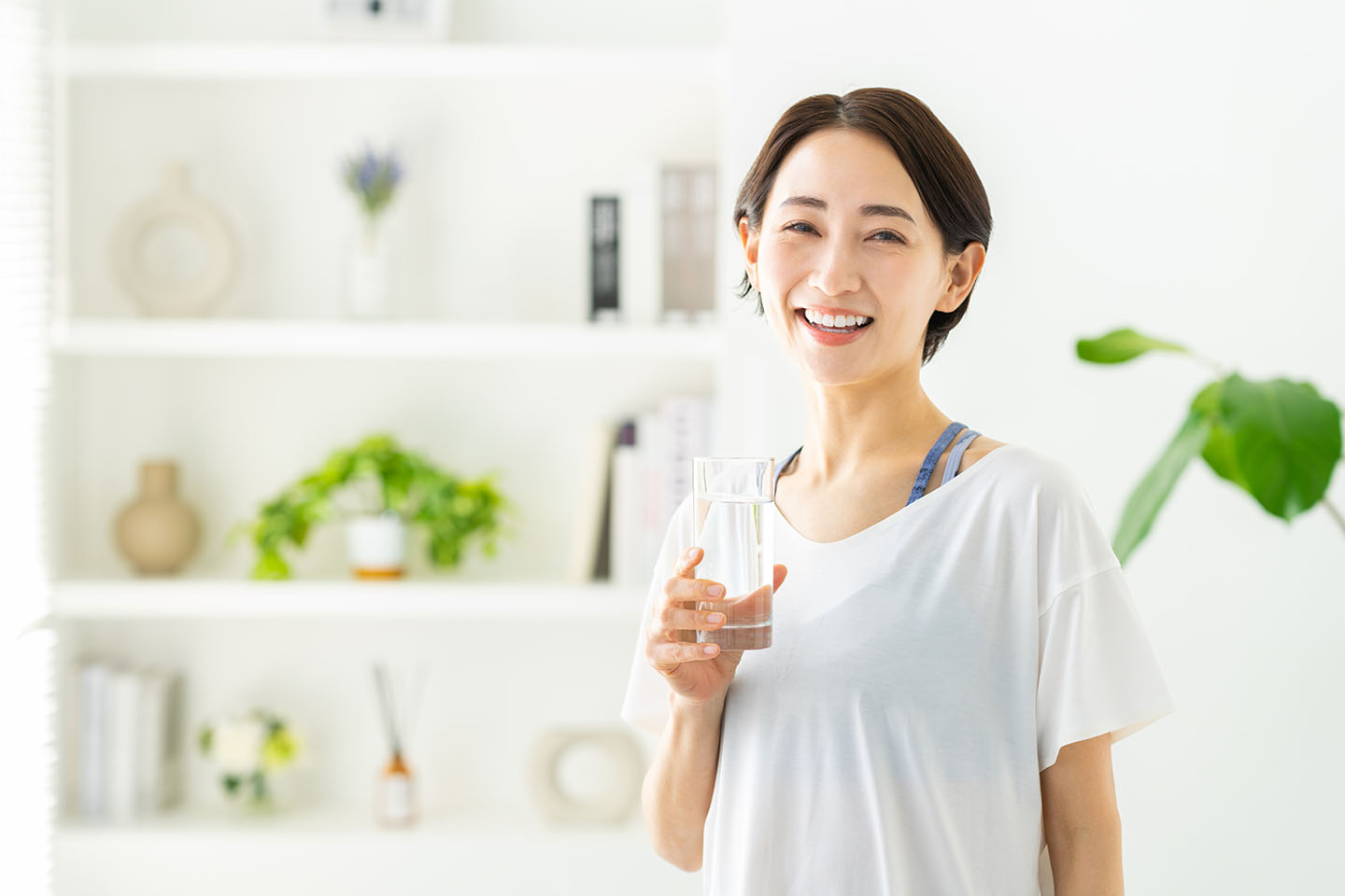 喉の渇きを感じにくい60代以降は、こまめな水分補給を習慣に。