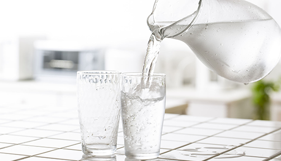 「喉が渇く前に飲む」が正解！専門家が教える夏の水分補給のコツ