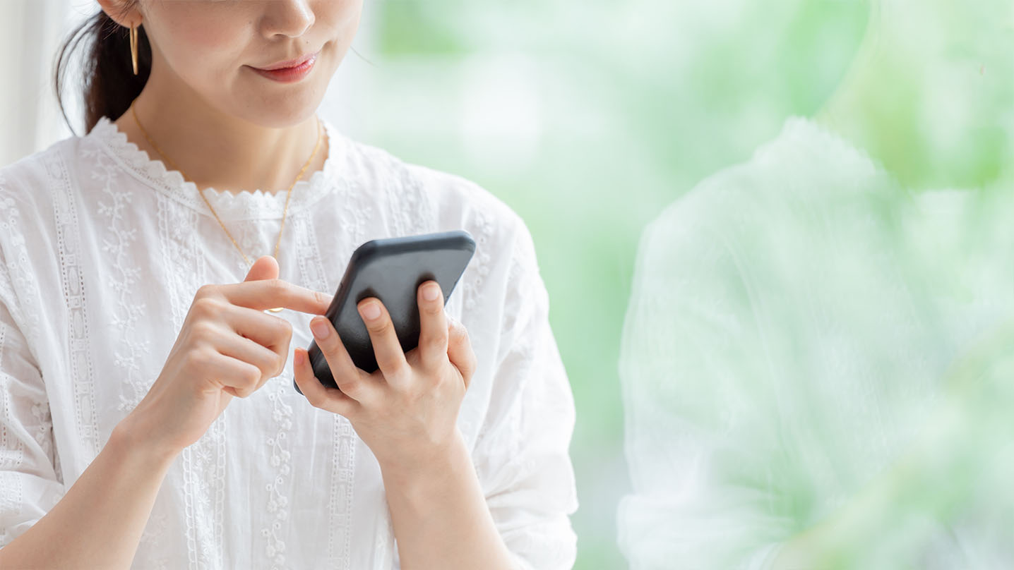 気づけばスマホを見続けている……。すると、まばたきが浅くなり、目の疲れにつながります。