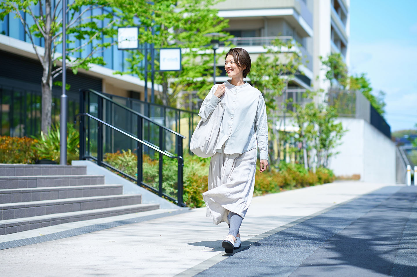 散歩や買い物の途中で、少し遠くの看板に目を向けてみましょう。近くを見続けた目を切り替える小さな習慣です。