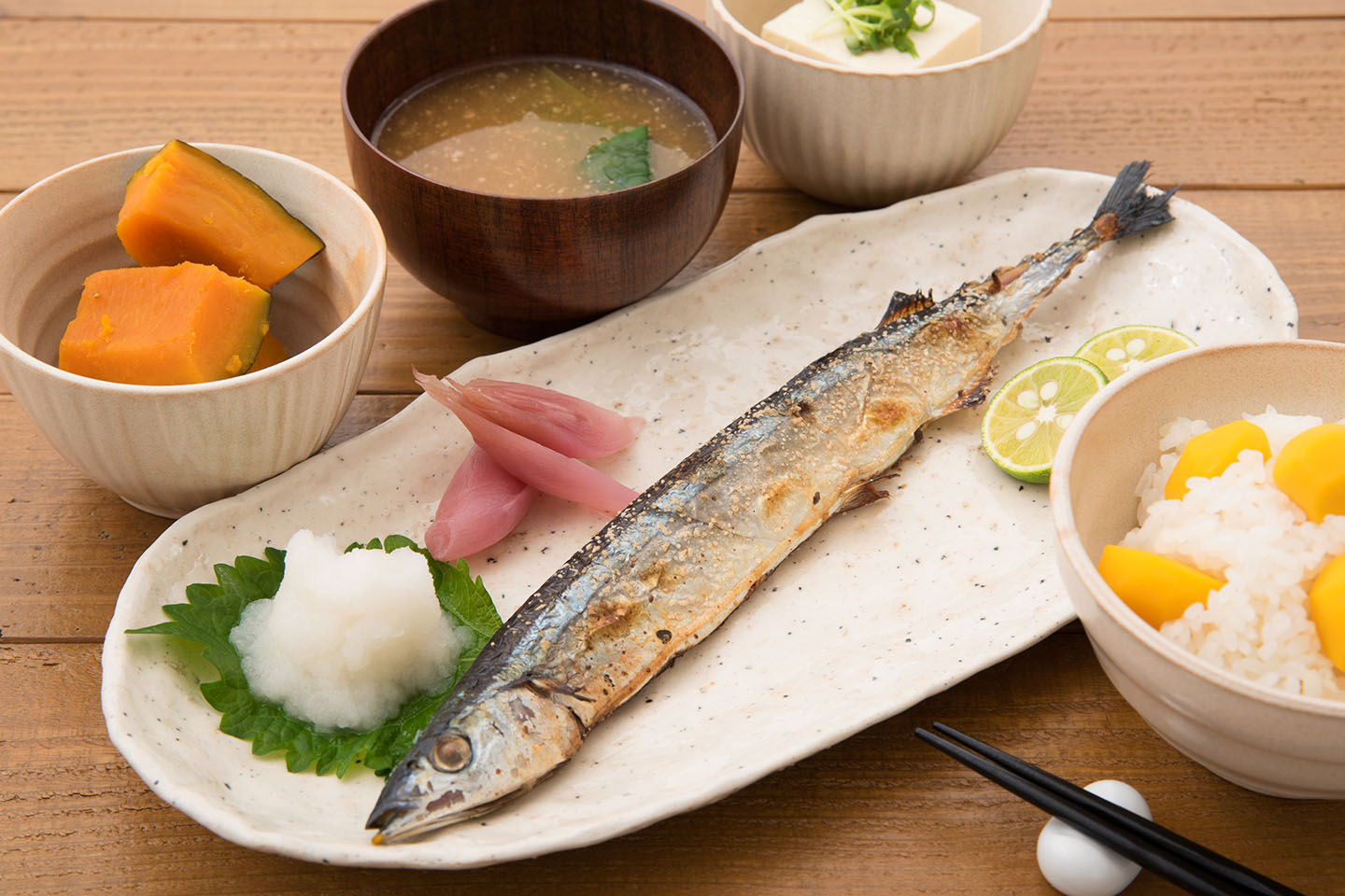 さんまや鮭など秋の味覚を楽しむことが、目のいたわりにつながります。