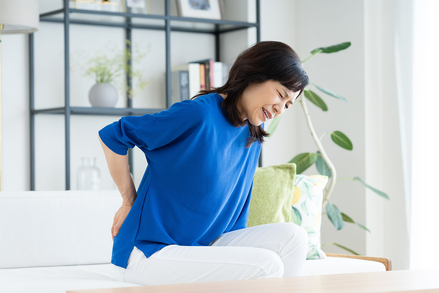 肩や腰のこわばりには、姿勢、冷え、睡眠不足などが関係しています。
