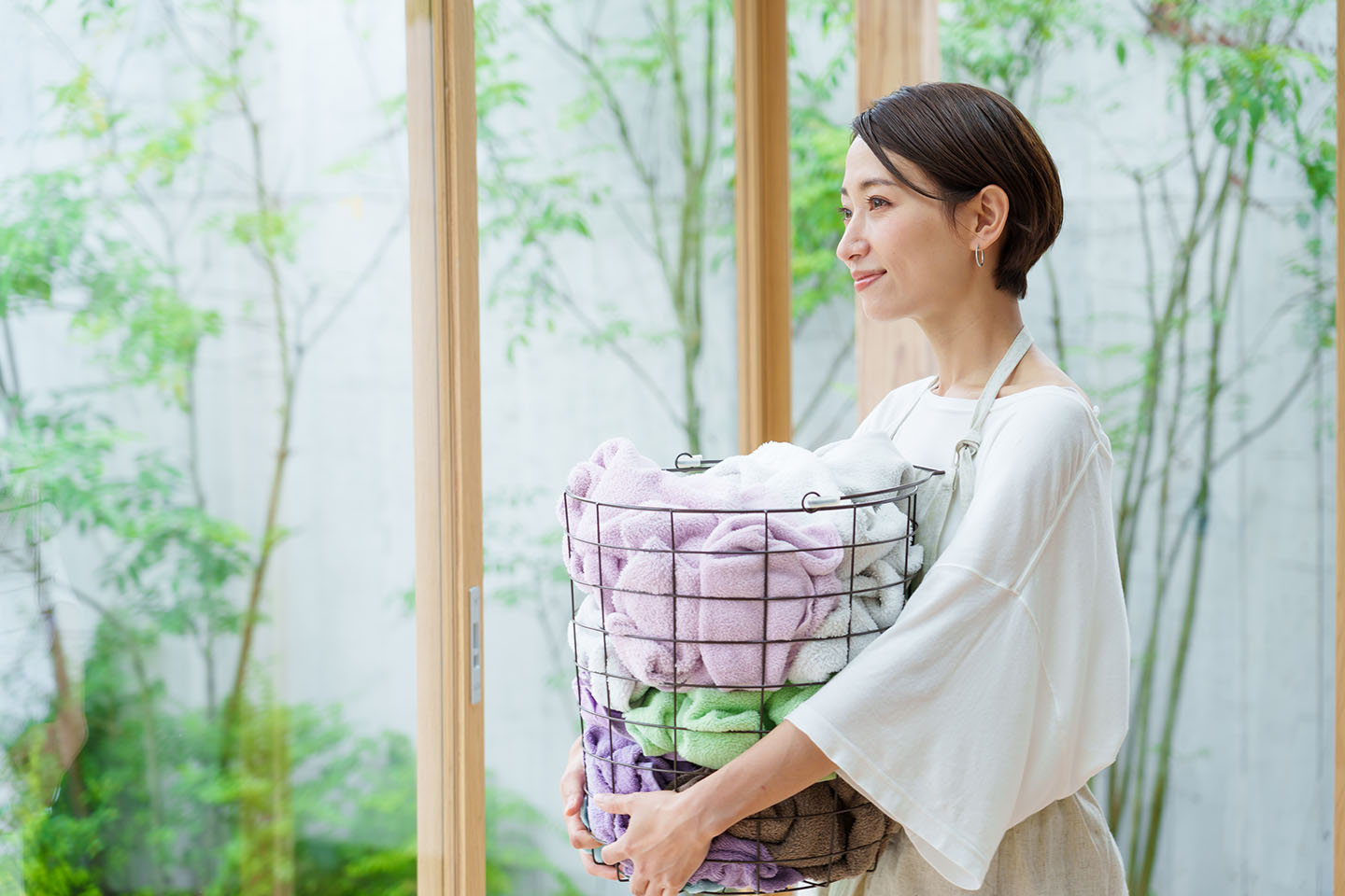 長時間同じ姿勢が続いたら、用事のついでに立って歩く時間をつくりましょう。