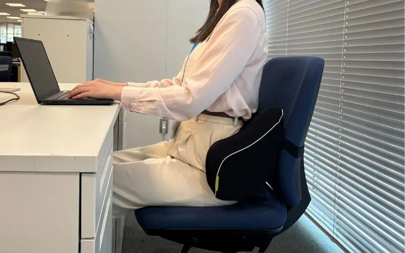keepsランバークッションの使用前後の姿勢の比較
