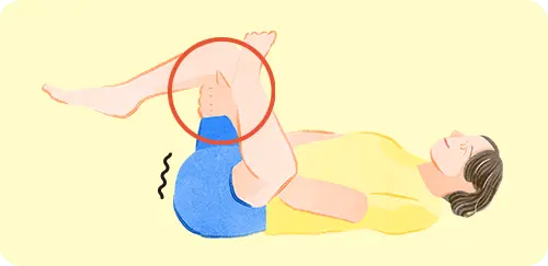 手が右ひざに届かない人は太ももの裏を両手で押さえるだけでOK