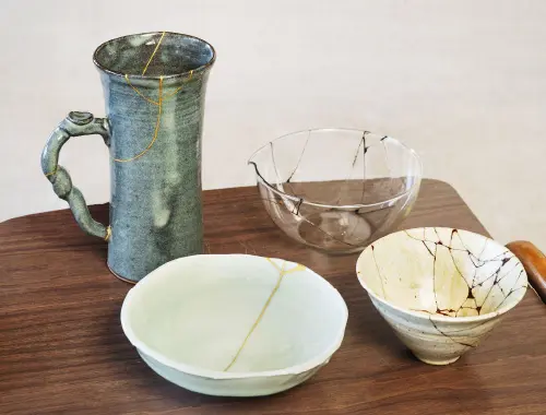 持永さんが修繕した器。何度も漆を塗り重ねることで、少しずつ完成される。