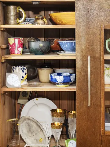 漆は湿気を取り込むことで固まるため、湿度管理が重要。そのため、“むろ”と呼ばれる木箱や棚で硬化乾燥させます。