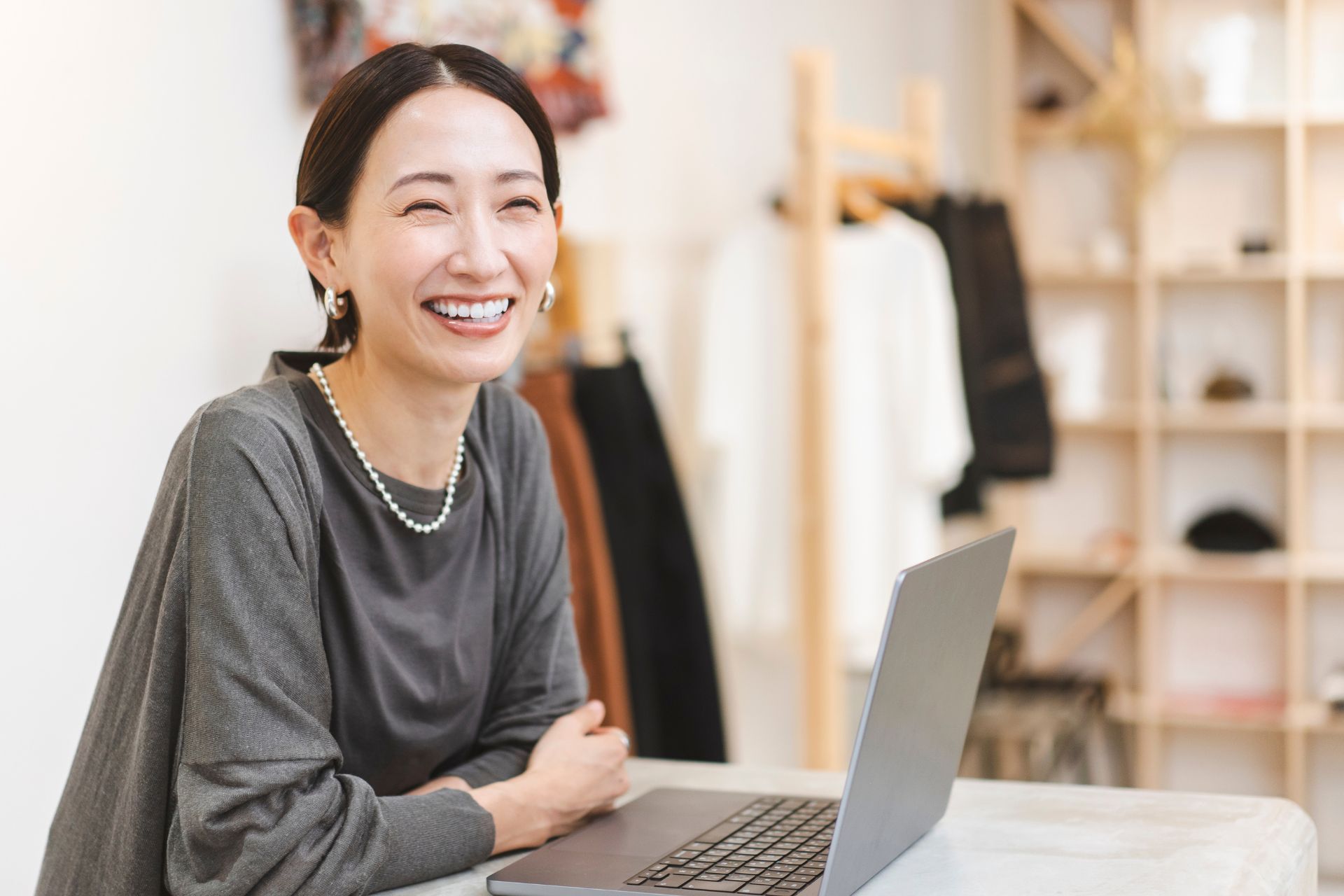 職場で笑顔をみせる女性